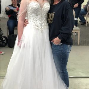 Brand new wedding dress.